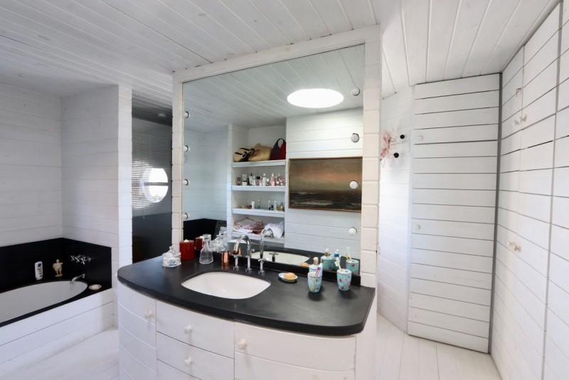 Excelente casa sobre el agua